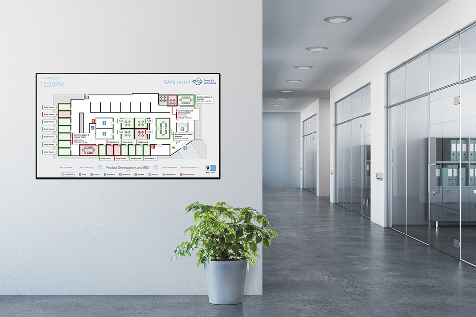 Écran de réservation de salles Extron avec affichage interactif en mode carte, placé sur le mur d'un bureau (mode Paysage).