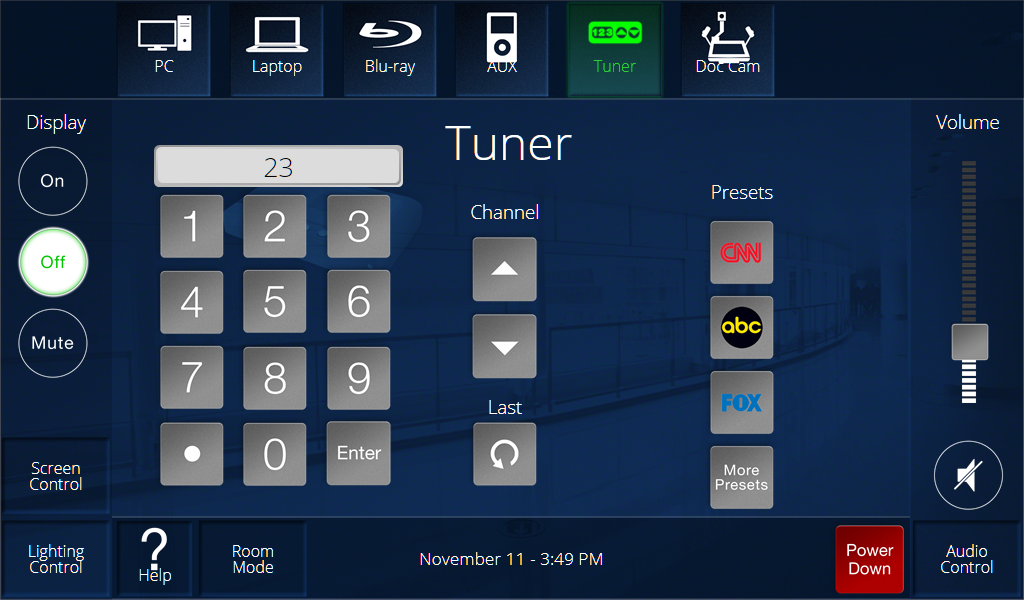 Uno schermo blu scuro con vari pulsanti, ad esempio tastierino numerico, canali televisivi e volume.