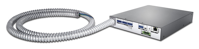 Ein NetPA Ultra-Verstärker mit dem optionalen flexiblen Adapterset für Kabelkanäle